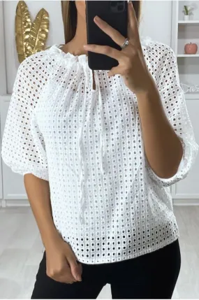 Blouse blanche manches bouffante col bateau en matière à trous