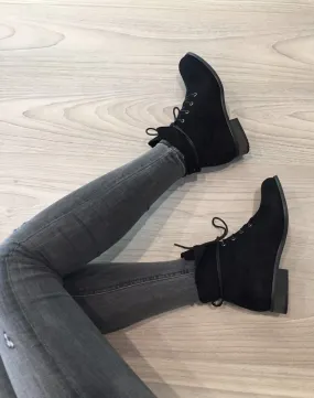 Bottines plates noires avec haut souple et lacets