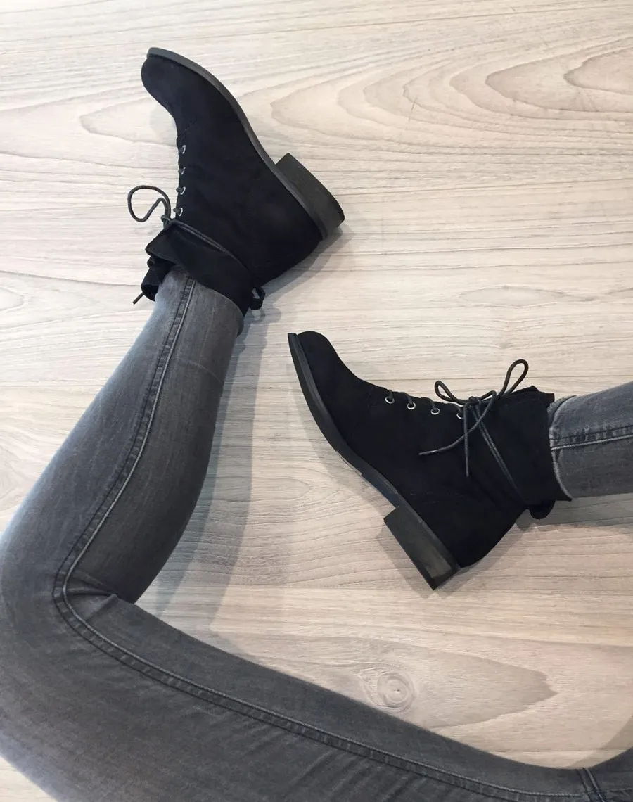 Bottines plates noires avec haut souple et lacets