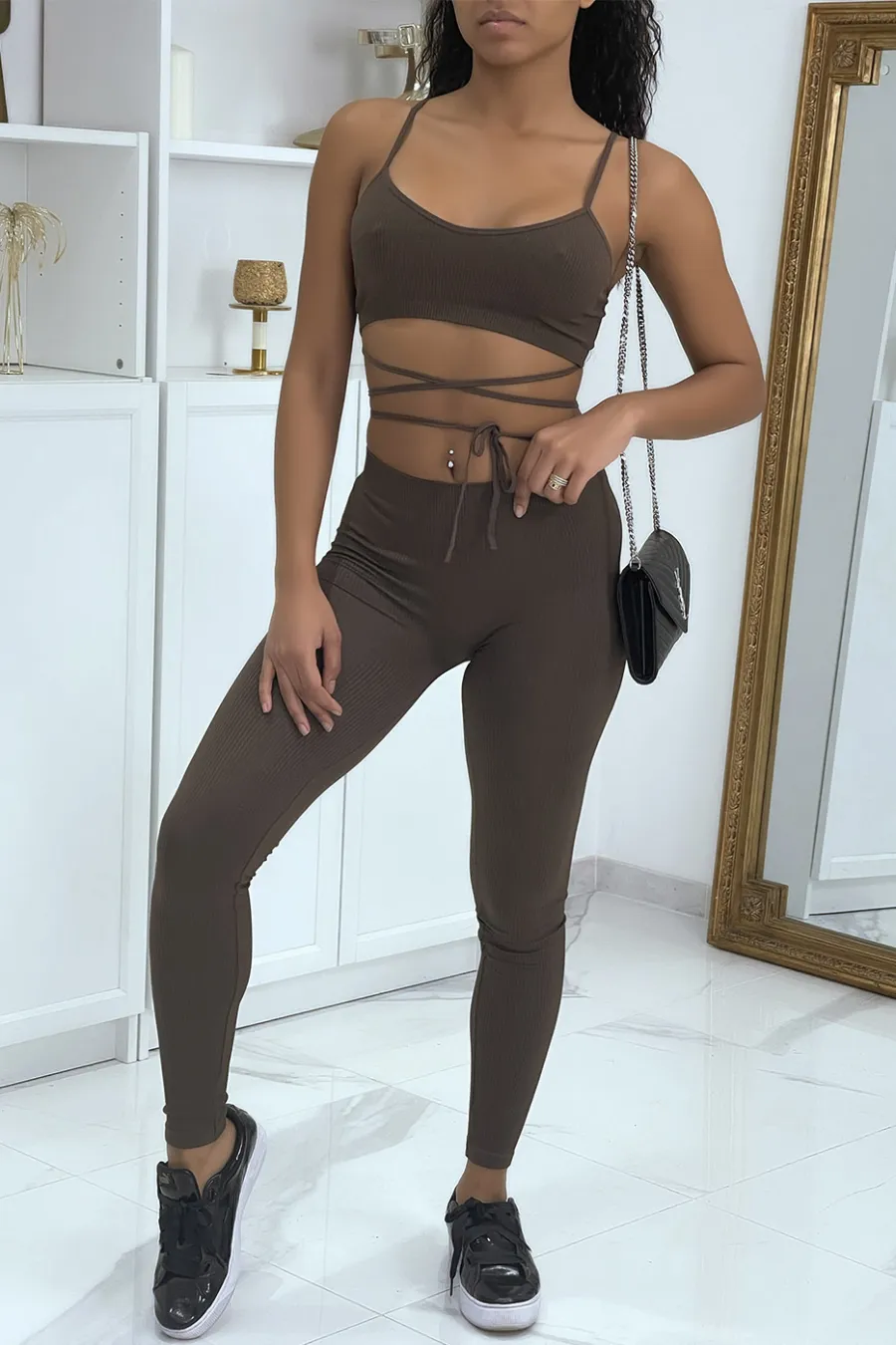 Ensemble moulant marron avec crop top à lacets