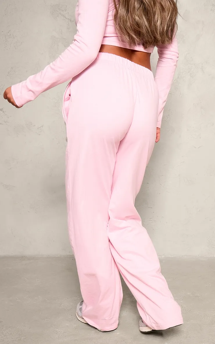 PRETTYLITTLETHING Pantalon large en coton rose clair à logo