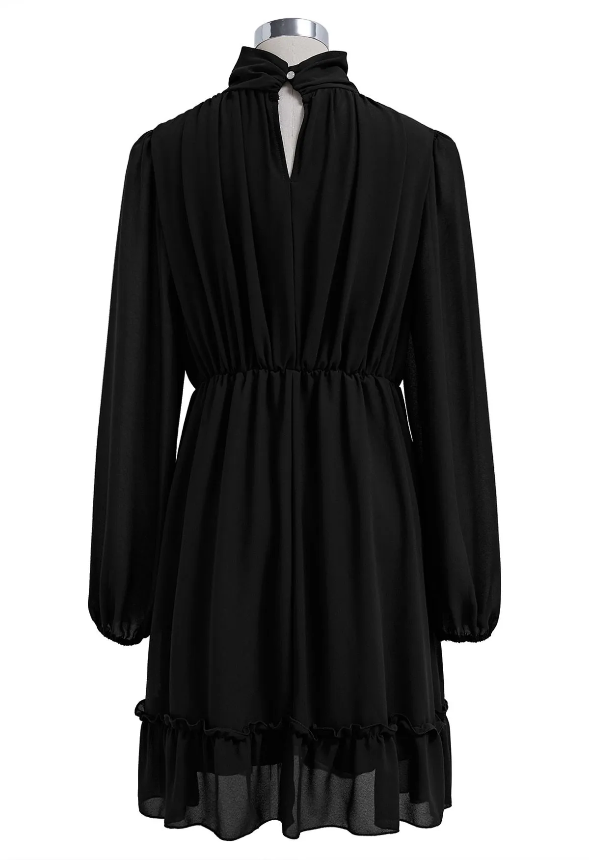 Robe en mousseline aérée à taille froncée et col montant en noir