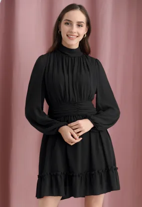 Robe en mousseline aérée à taille froncée et col montant en noir