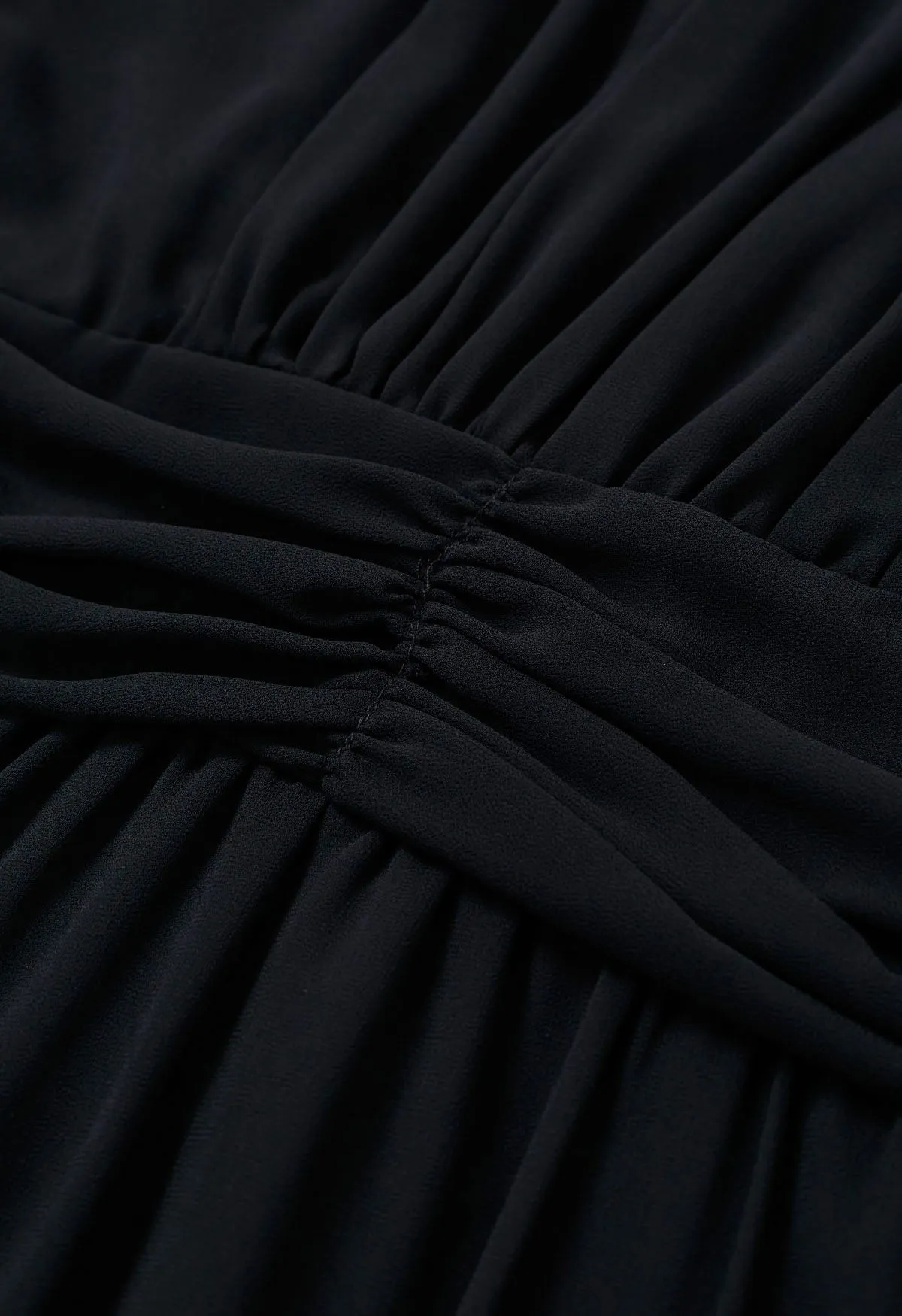 Robe en mousseline aérée à taille froncée et col montant en noir