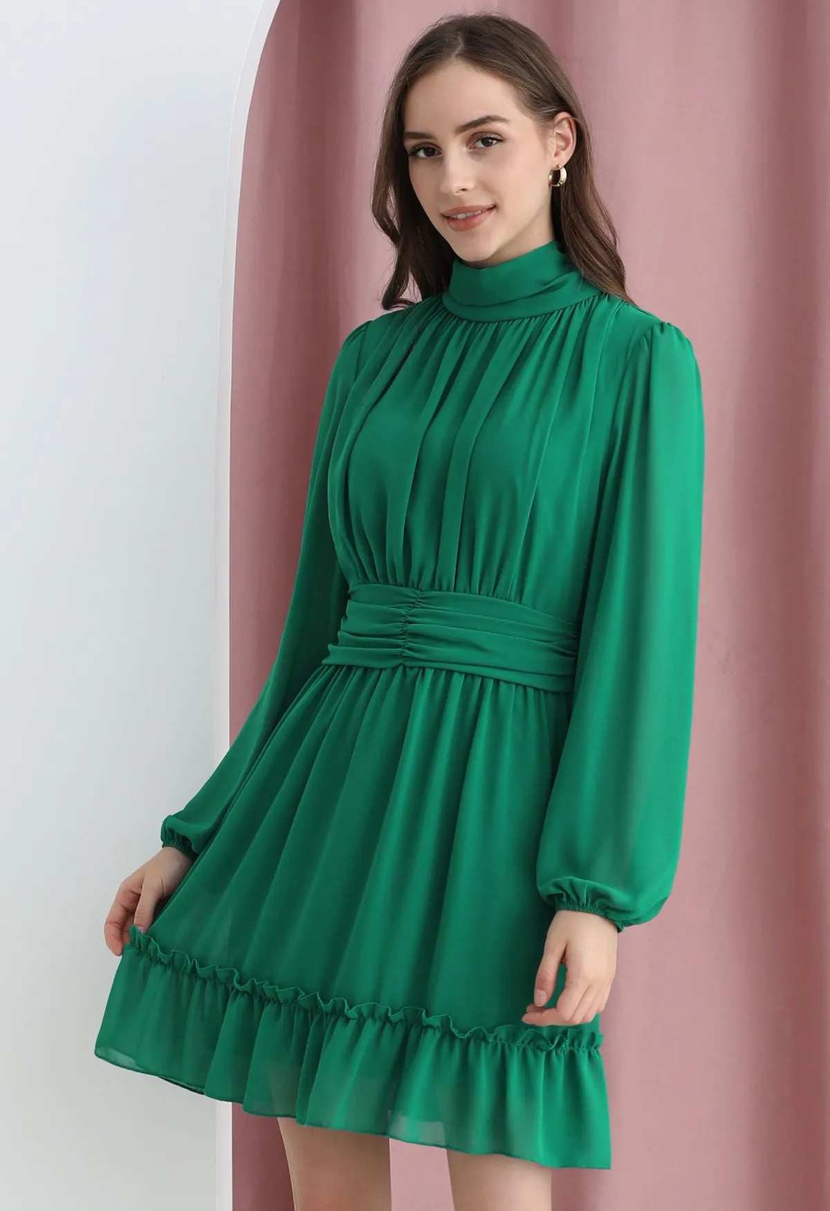 Robe en mousseline aérée à taille froncée et col montant en vert