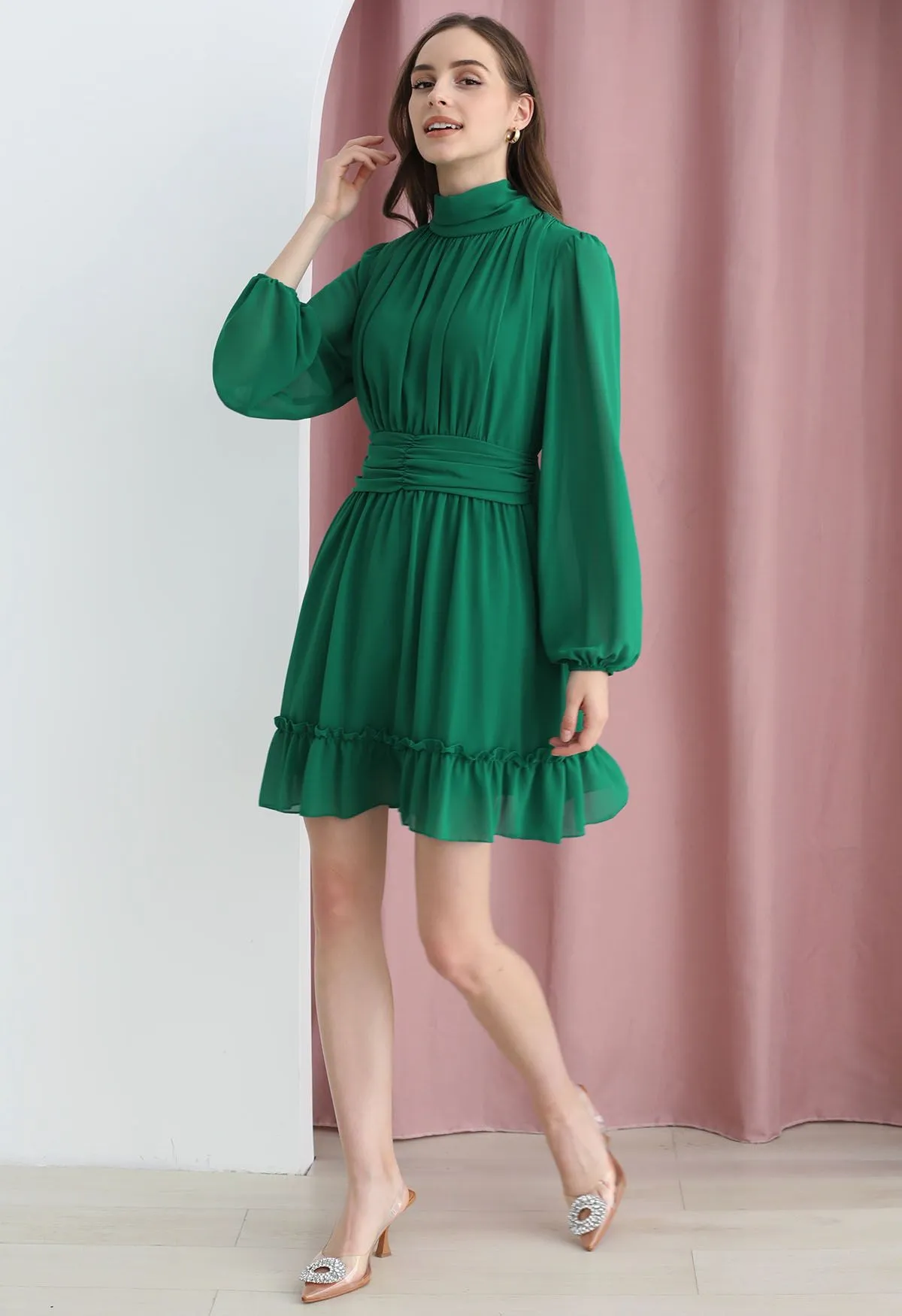 Robe en mousseline aérée à taille froncée et col montant en vert