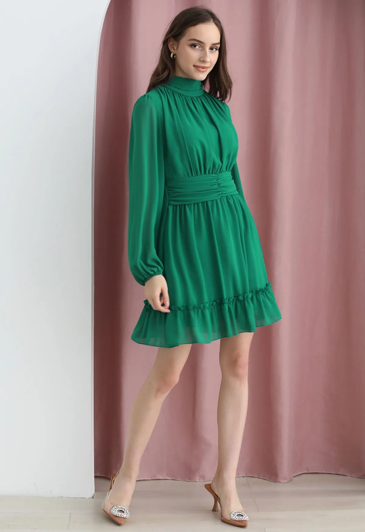 Robe en mousseline aérée à taille froncée et col montant en vert