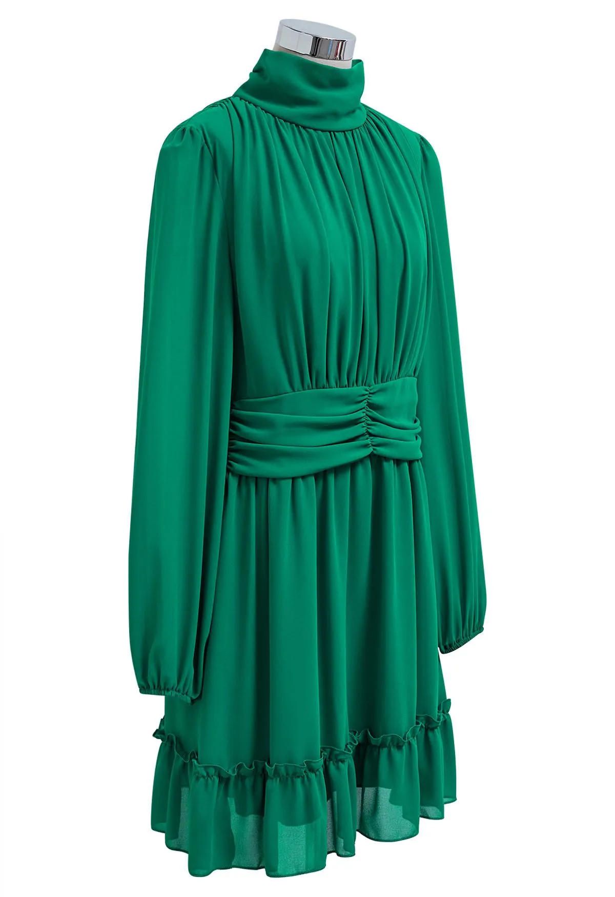 Robe en mousseline aérée à taille froncée et col montant en vert