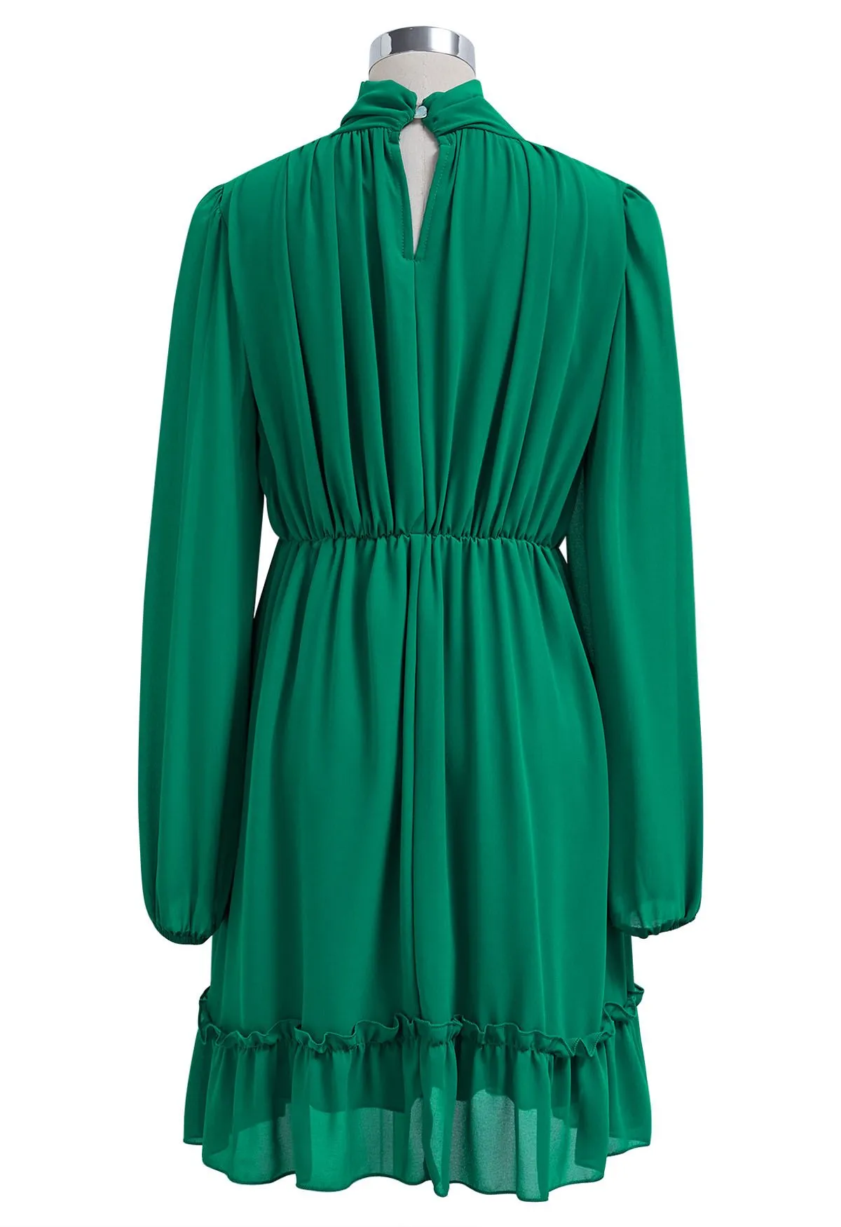 Robe en mousseline aérée à taille froncée et col montant en vert