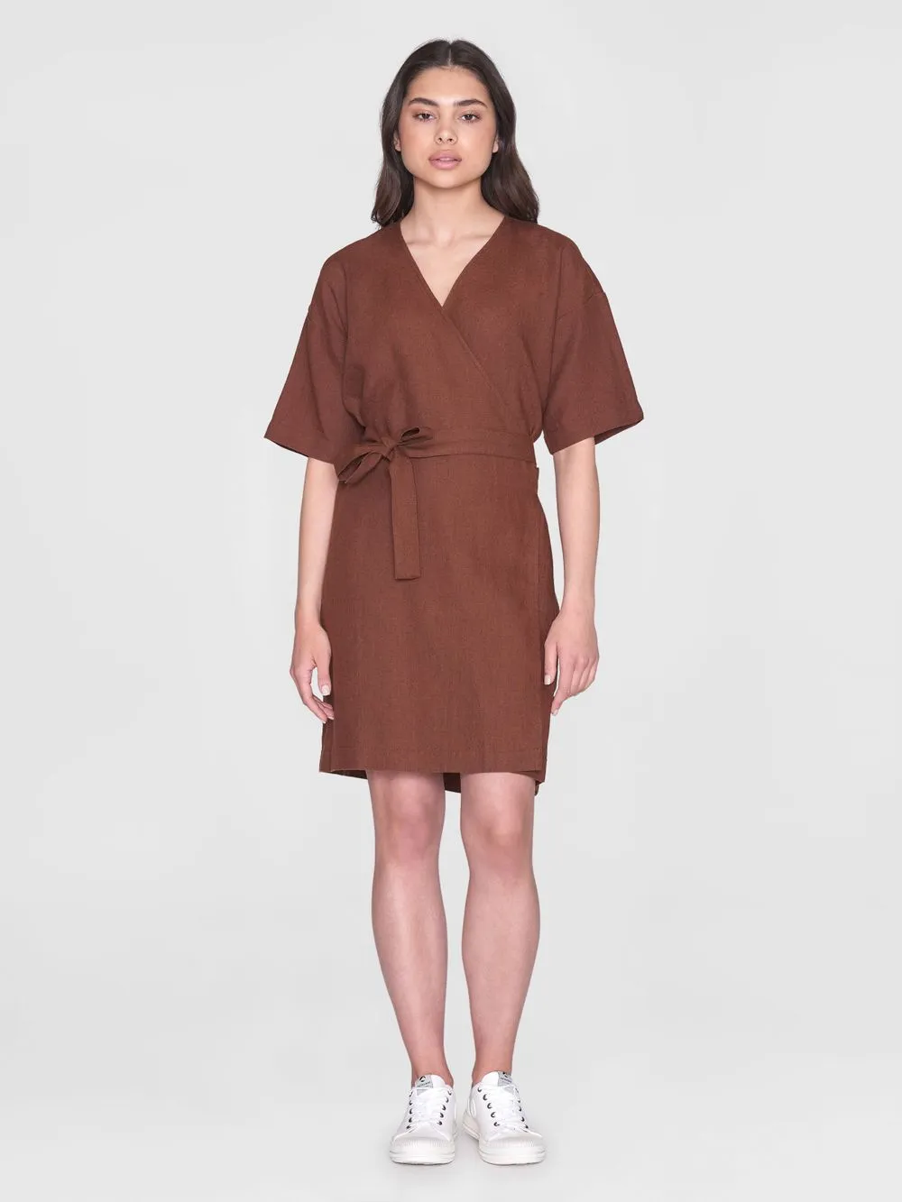 Robe portefeuille en lin bio | marron "linen short sleeved wrap dress tiramisu" 1441 tiramisu femme