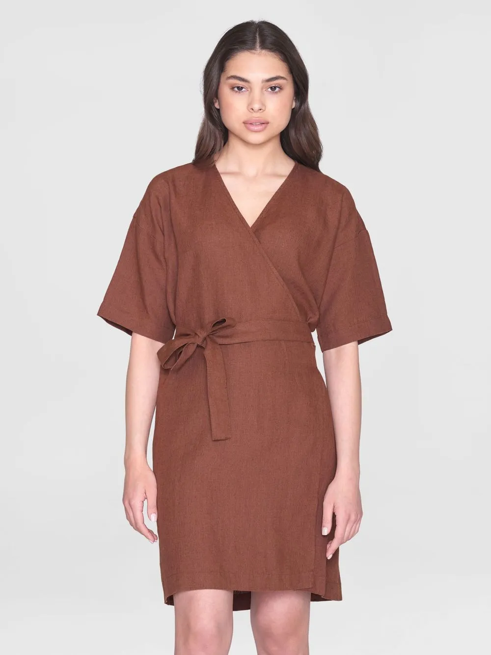 Robe portefeuille en lin bio | marron "linen short sleeved wrap dress tiramisu" 1441 tiramisu femme