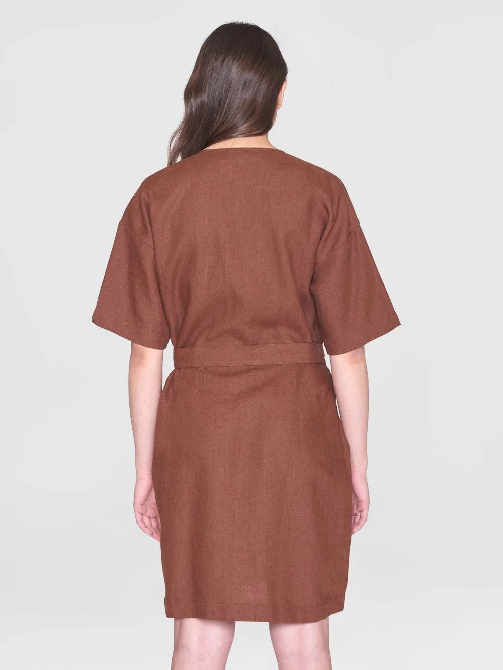 Robe portefeuille en lin bio | marron "linen short sleeved wrap dress tiramisu" 1441 tiramisu femme