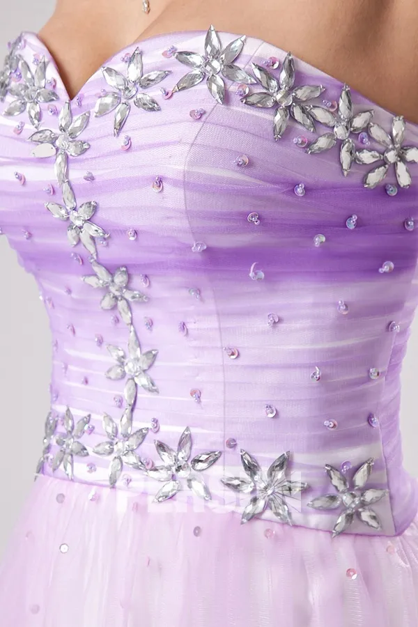 Robe violette courte ornée de strass ruchée en tulle