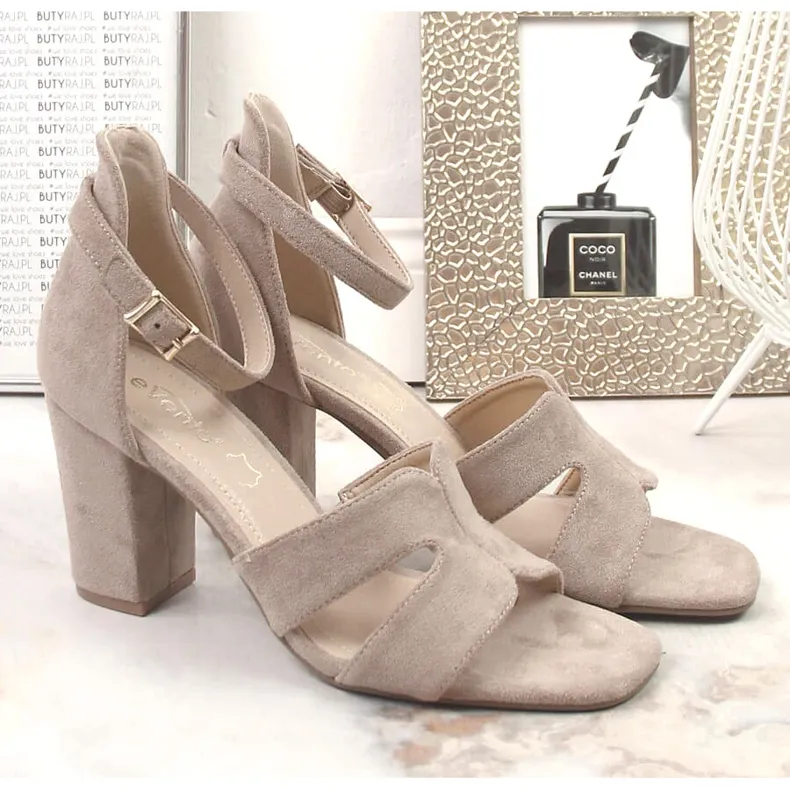 Sandales en daim beige pour femmes sur le poteau eVento 4616