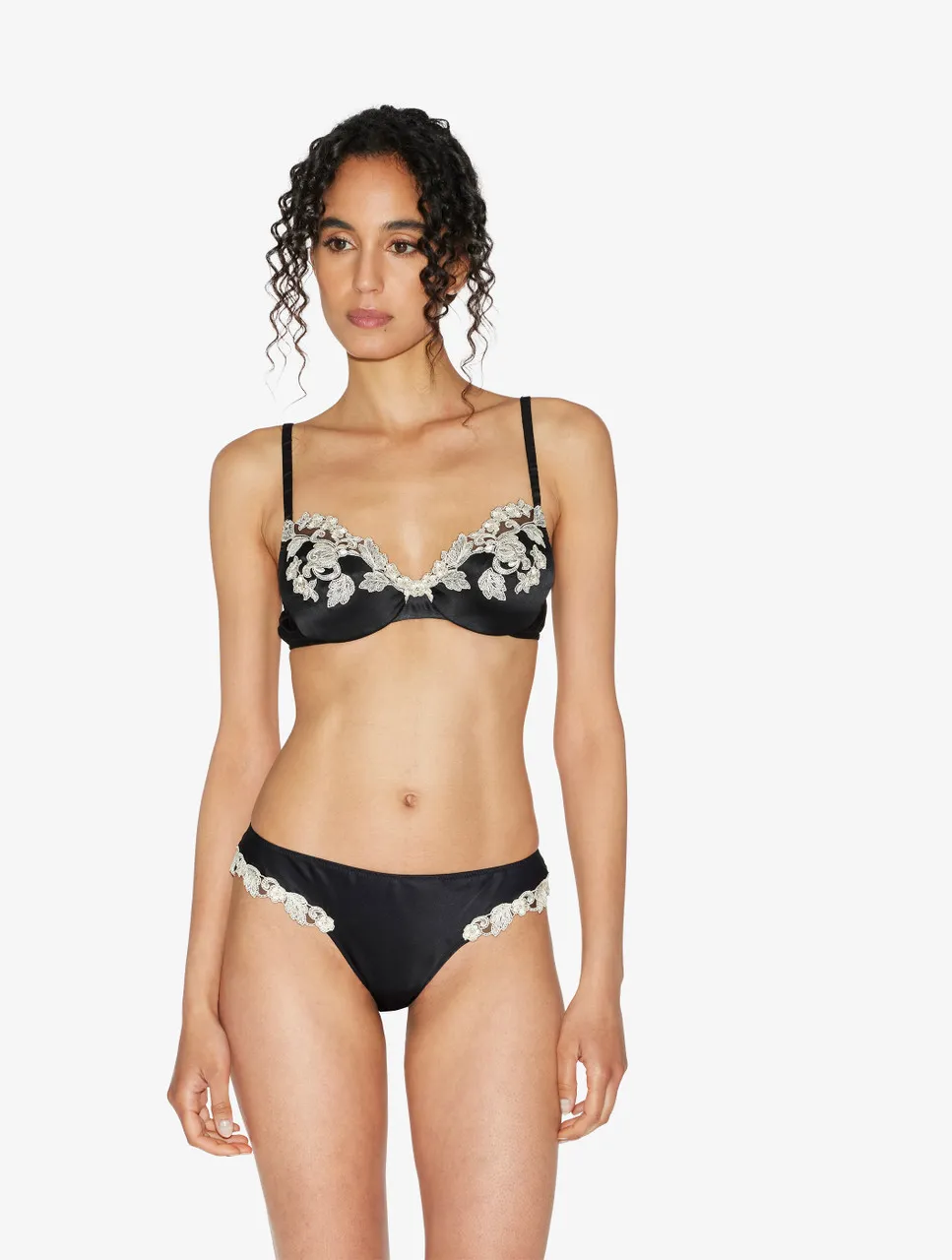 Soutien-gorge à armatures en soie noire rehaussée de guipure «frastaglio»